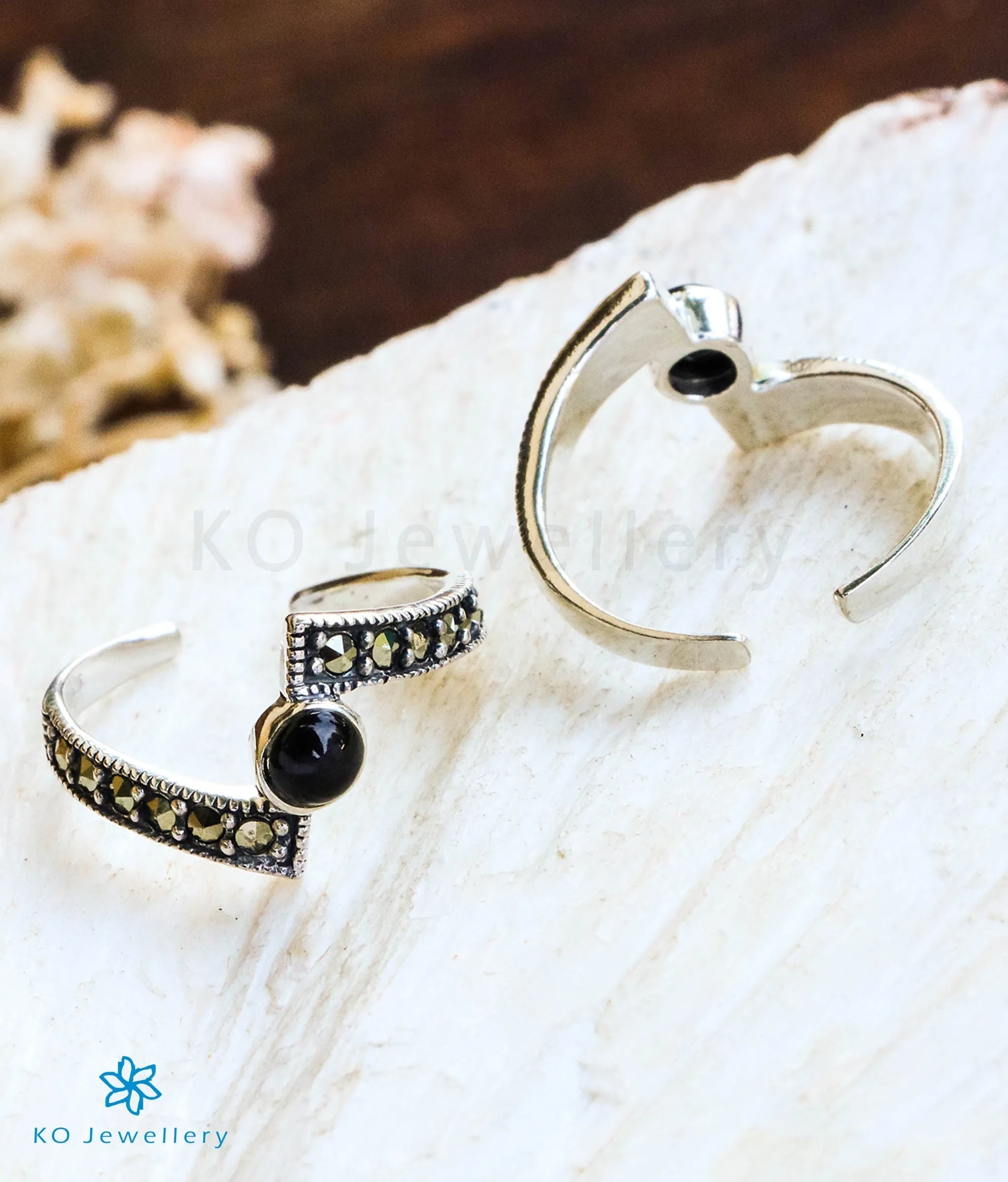 The Swish Silver Marcasite Toe-Rings (Black)