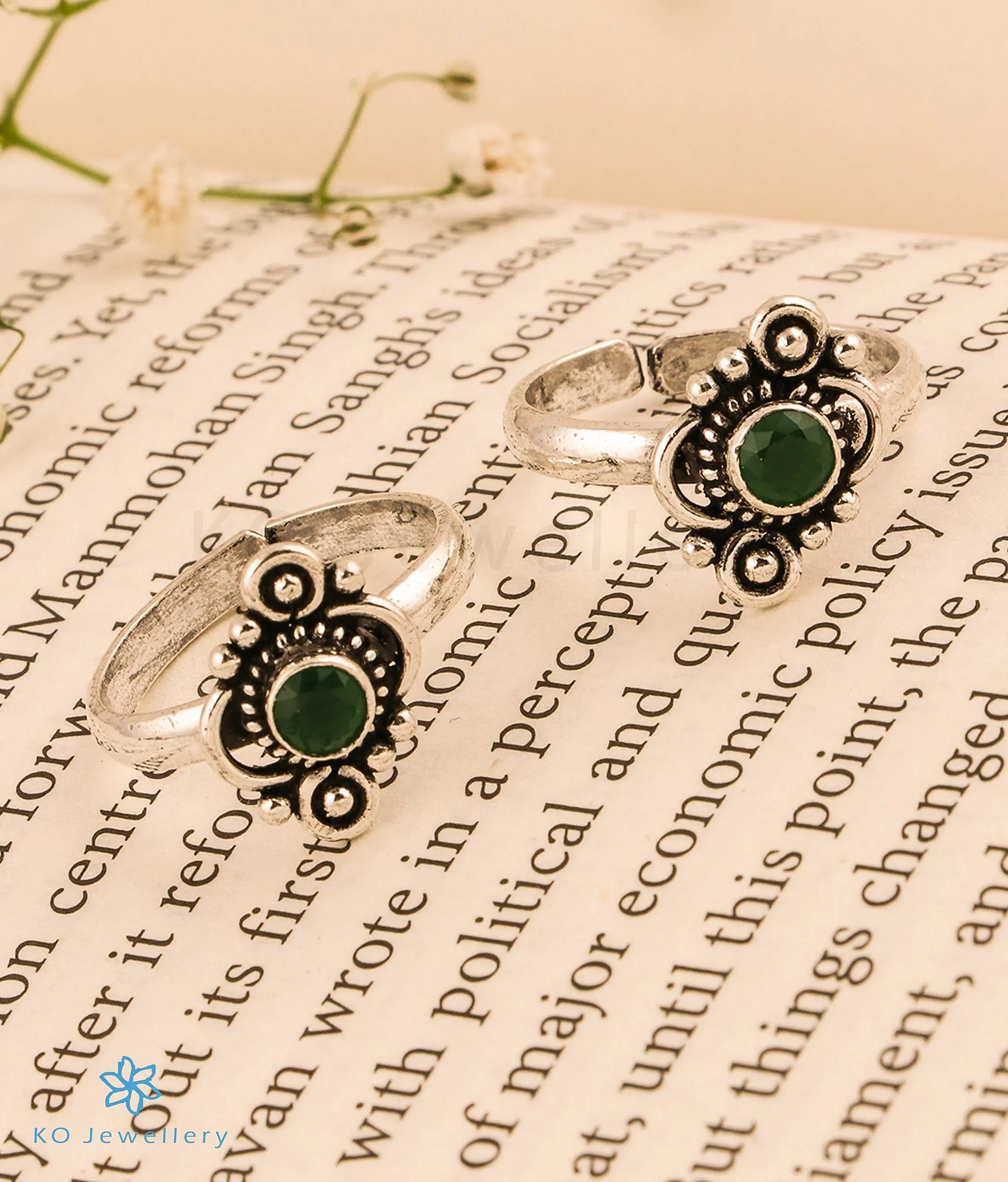 The Vama Silver Toe-Rings (Green)